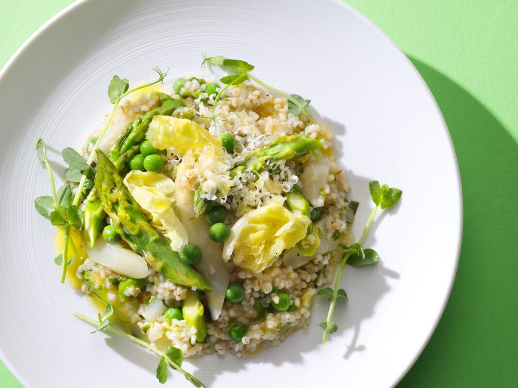 Schnelles Rezept: Spargelrisotto mit Graupen, Kopfsalat