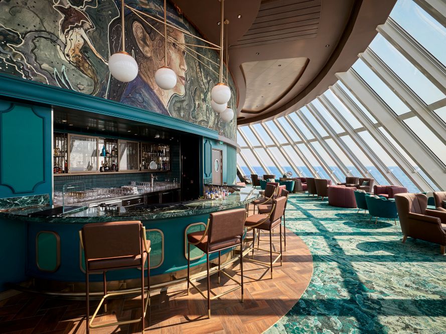 Bar mit Panoramafenstern und Blick aufs Meer an Bord der Mein Schiff Flow
