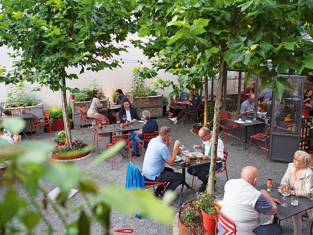 innenhof-im-restaurant-frieda-von-lisa-angermann