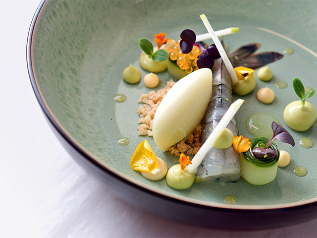 Obsiblue, blauer Garnele aus Neukaledonien, Avocado, Saiblingskaviar, Miso-Eicreme und Apfel-Wasabi-Sorbet im Yunico in Bonn