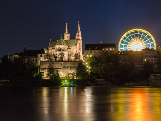 Münster von Basel mit Blick auf den Rhein bei Nacht