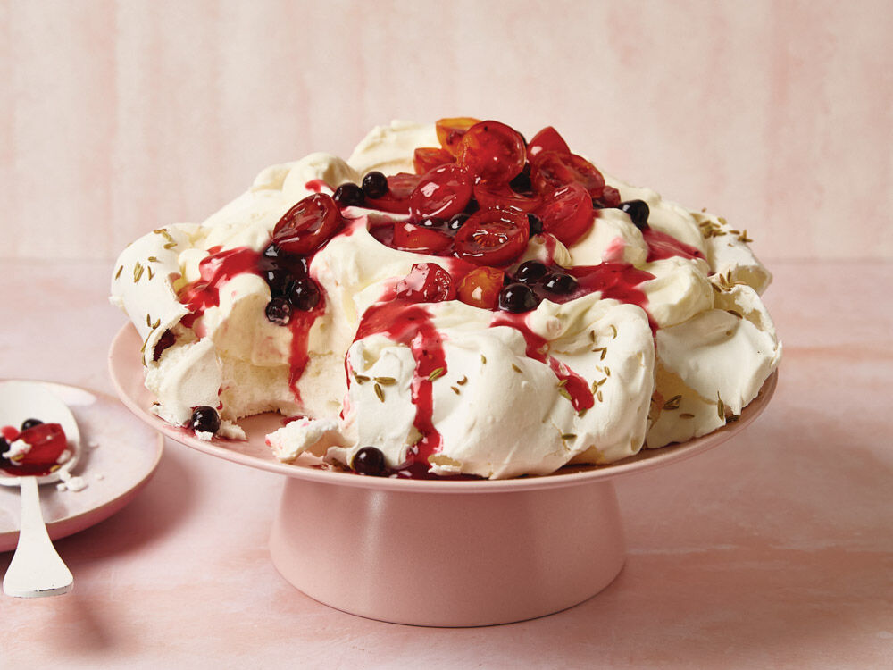 pavlova-mit-kirschtomaten-und-kompott-aus-kirschtomaten