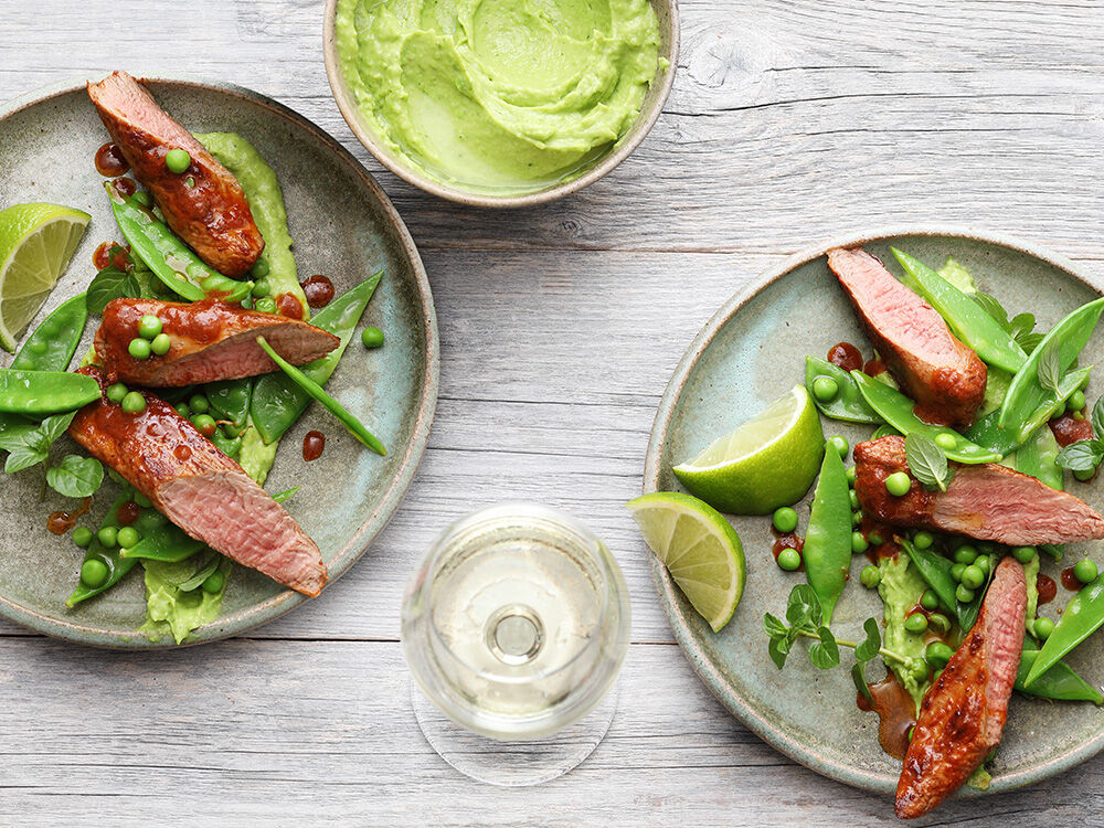 Lammfilets auf Erbsen-Minze-Guacamole und Zuckerschoten-Salat