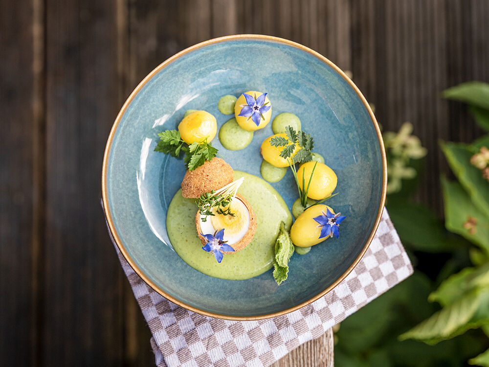 Knuspriges Ei mit Frankfurter Grüner Soße