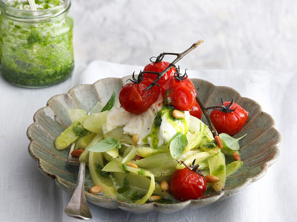 Spargel-Pasta mit Pesto, Büffelmozzarella und gebratenen Strauchtomaten