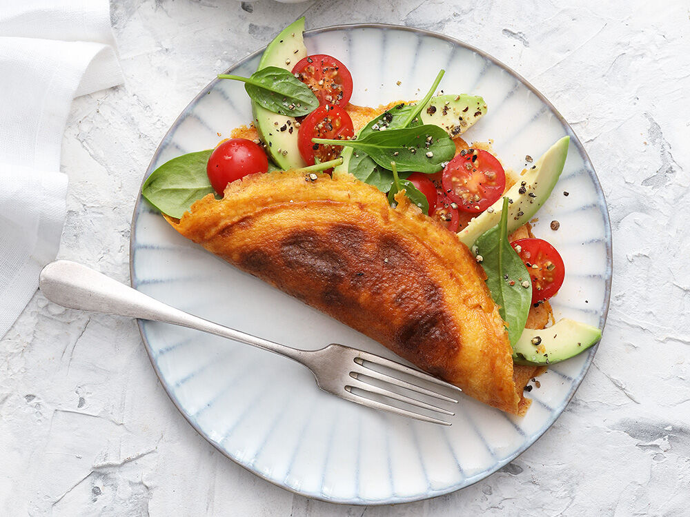 Chili-Omelett mit Avocado, Kirschtomaten und Spinatsalat