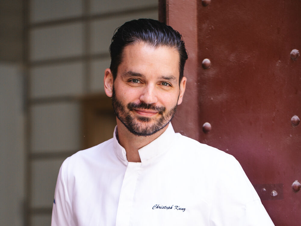 Christoph Kunz vor dem Restaurant Komu