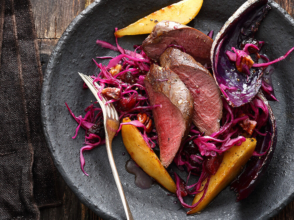 rotkohl-birnen-salat-mit-cranberrys-pekannuessen-und-warm-geraeuchertem-hirschfilet