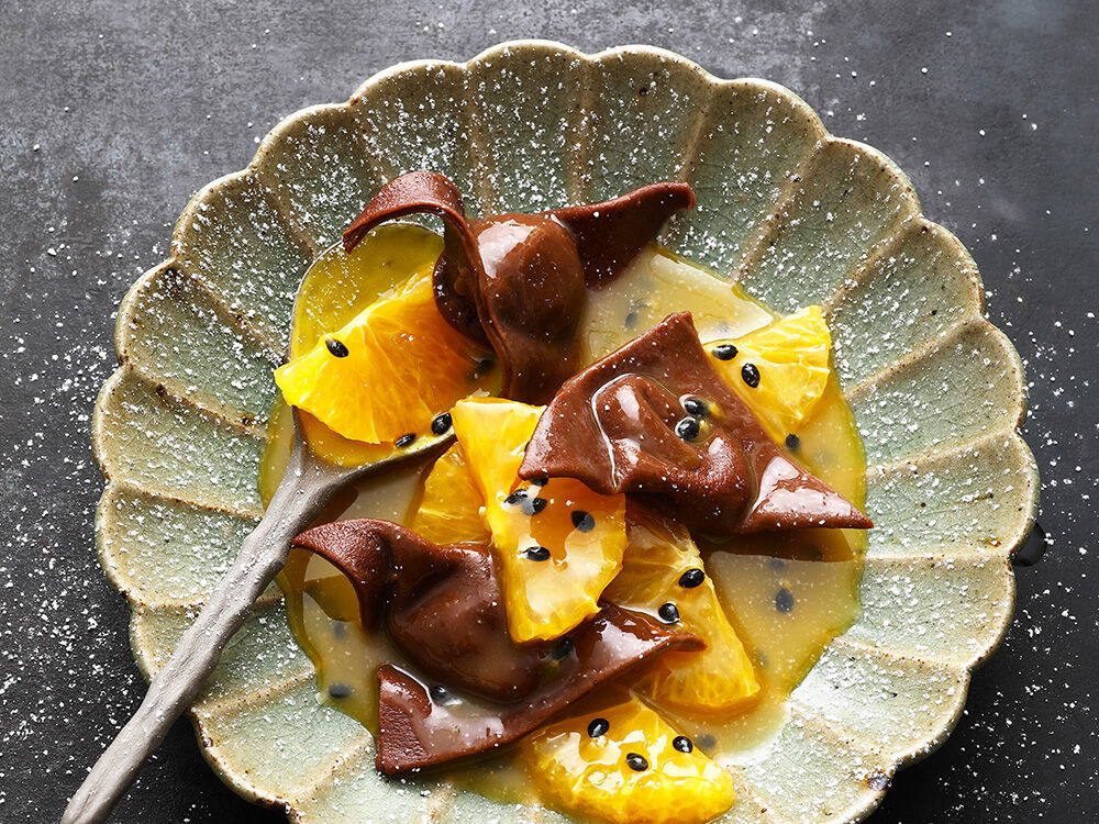 orangen-passionsfrucht-suppe-mit-schokoladen-nougat-ravioli