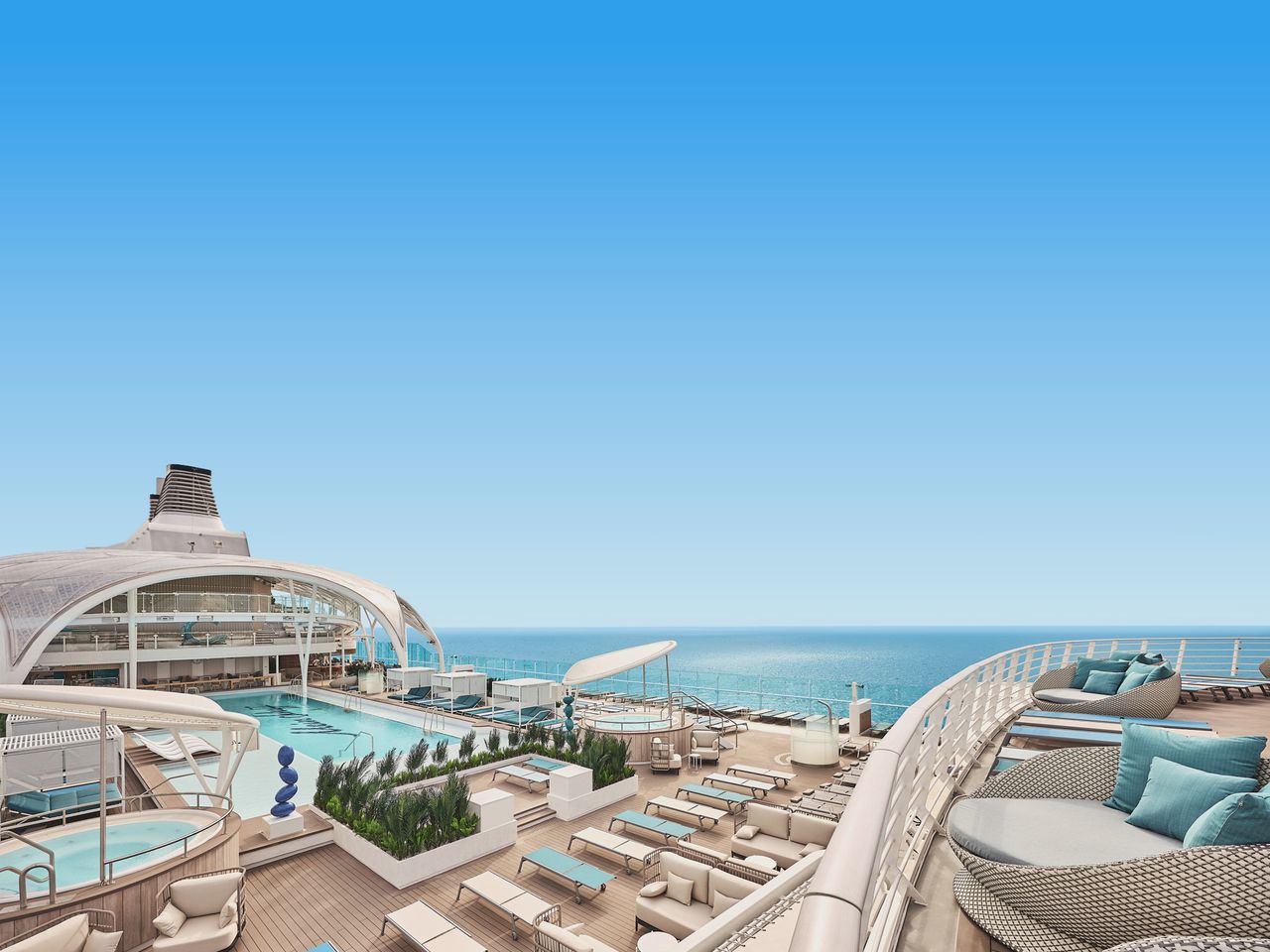 Pooldeck der Mein Schiff Flow mit Liegen und Blick auf das offene Meer