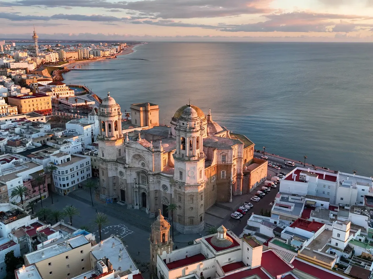 Blick von oben auf C&aacute;diz und die Kathedrale