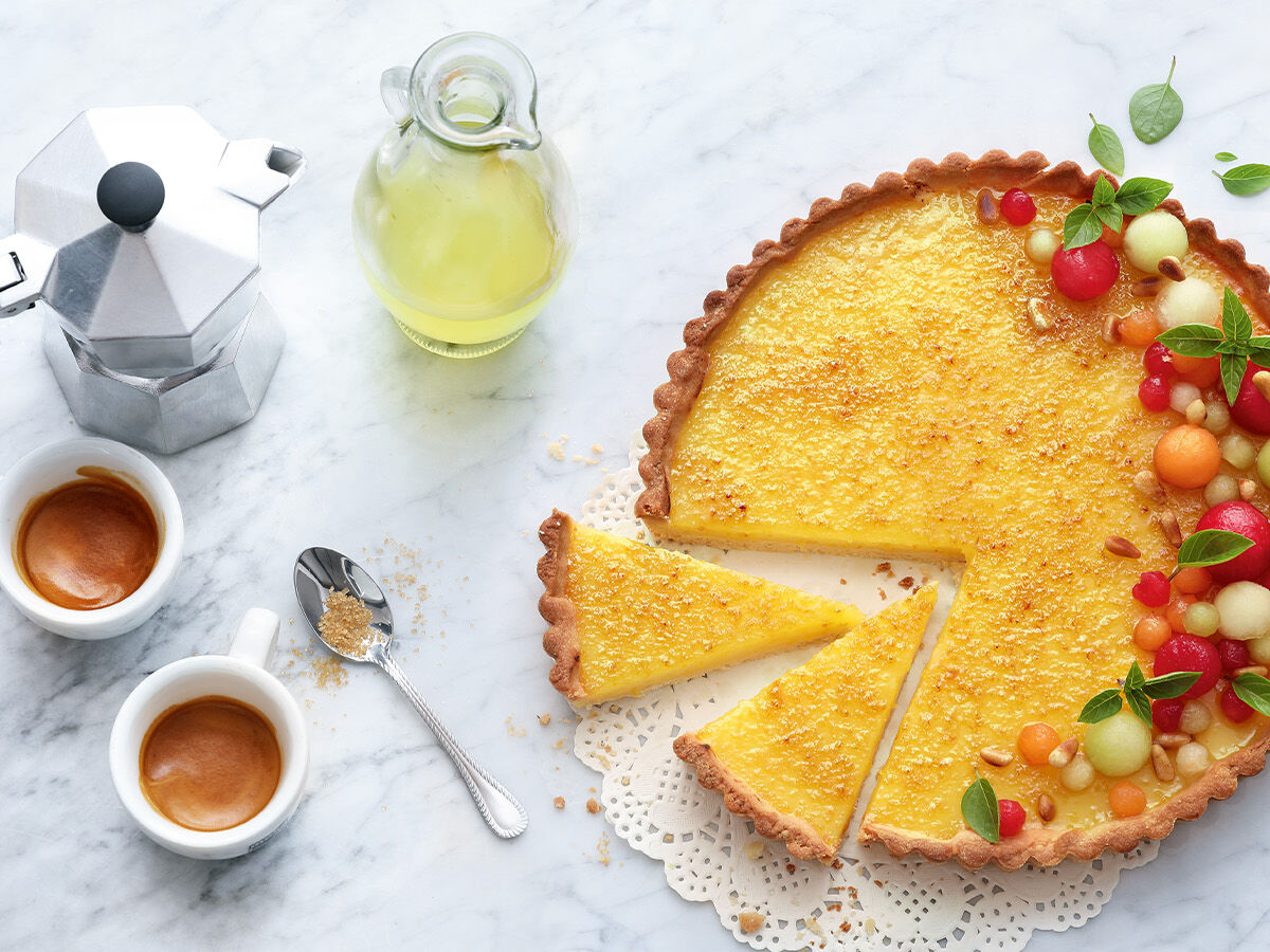 Karamellisierte limoncello tarte mit buntem melonensalat