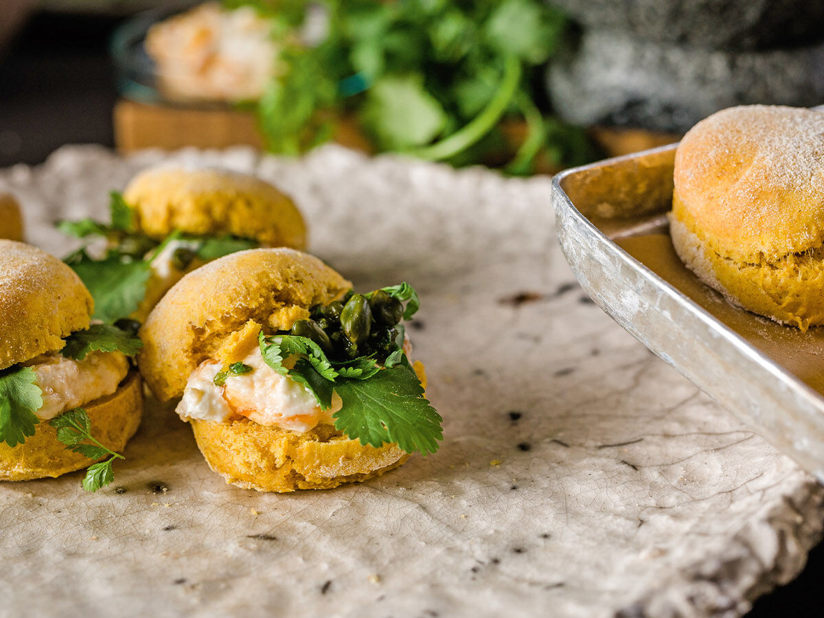 Kuerbis scones mit aprikose und pistazien pesto