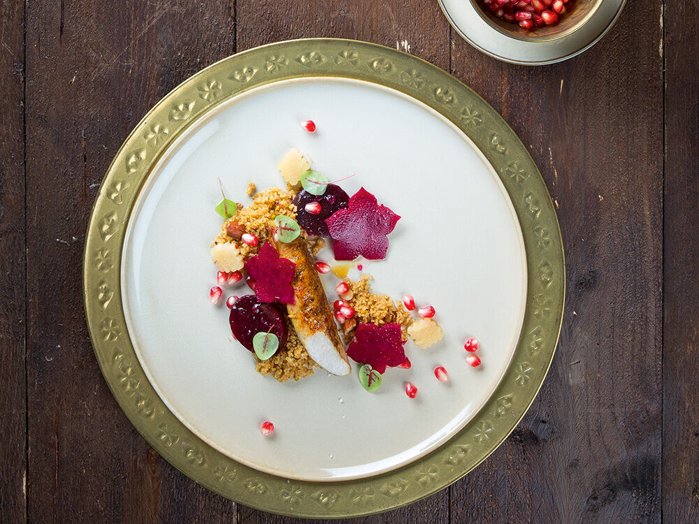 Kaninchen in Gewürzöl mit süßem Couscous, Roter Bete und eingelegten Birnen, Julia Komp