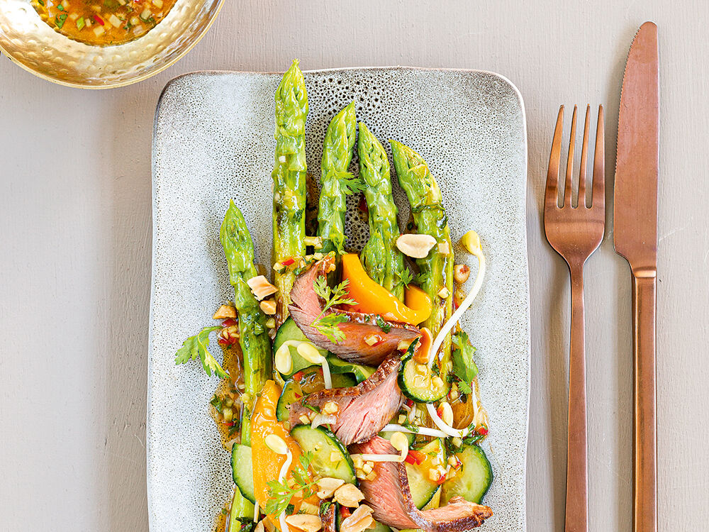 Thai Beef Salat mit gebratenem grünem Spargel