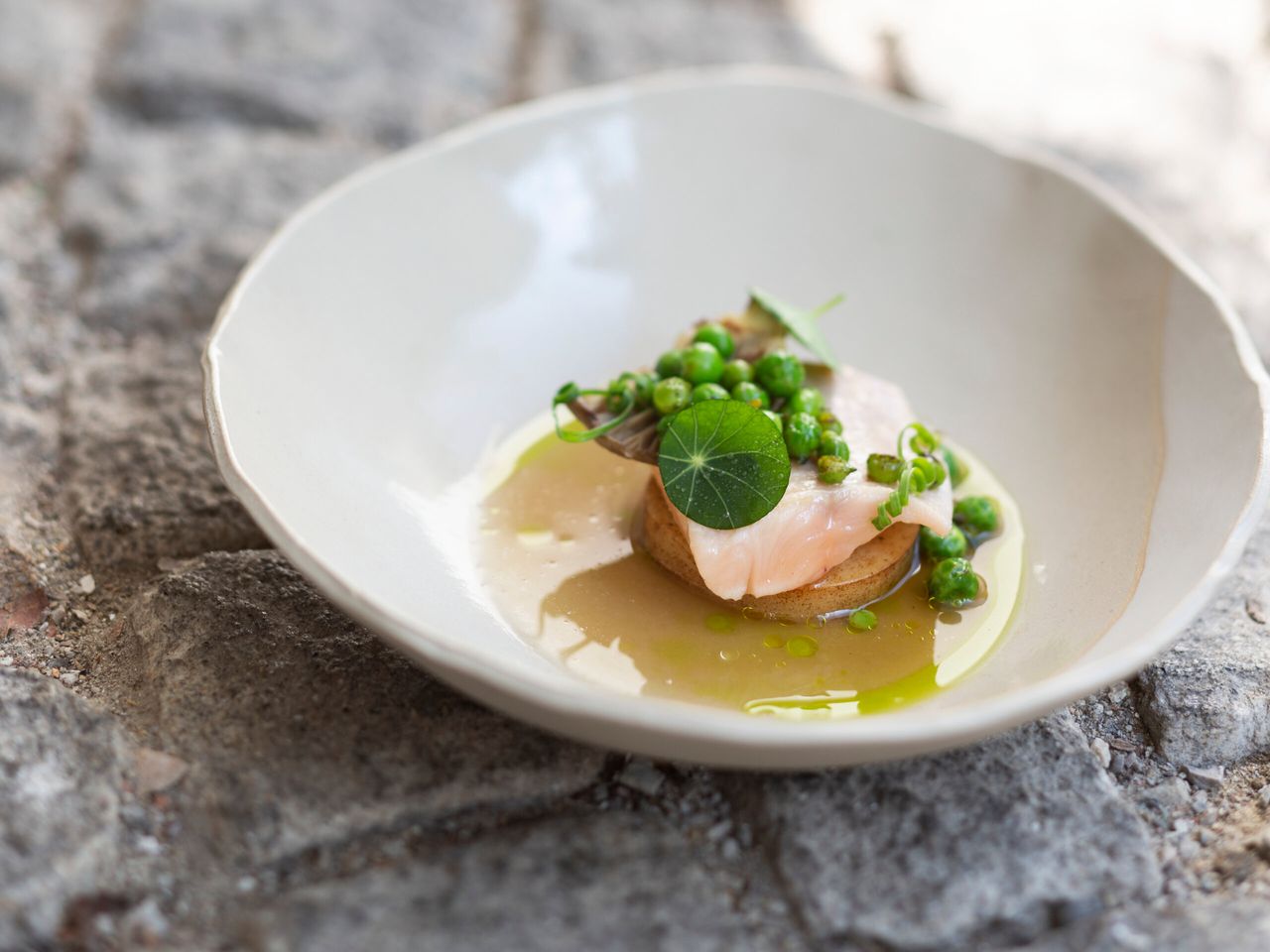 saibling-mit-knollensellerie-dashi-austernpliz-und-erbsen-im-restaurant-271