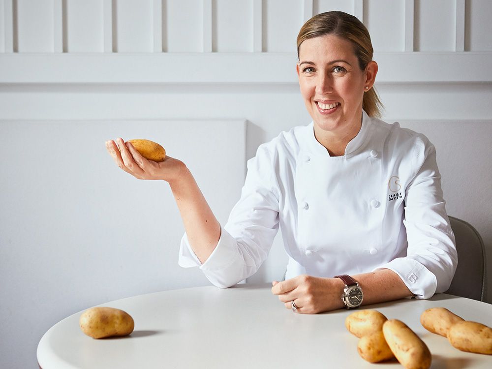 clare-smyth-sitzt-am-tisch-in-ihrem-restaurant