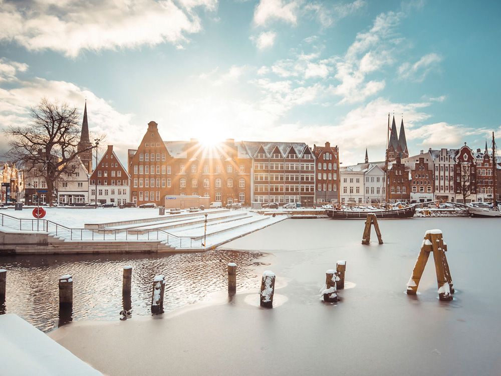 luebeck-drehbrueckenplatz-im-schnee