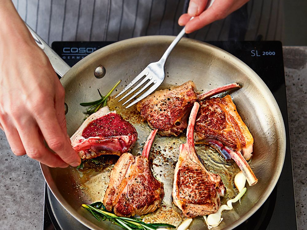 Pfanne, in der Lammfleisch gebraten wird