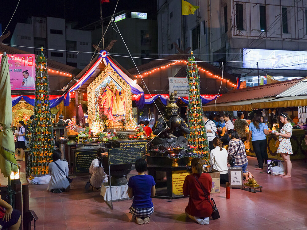 Huai Khwang Night Market in Bangkok