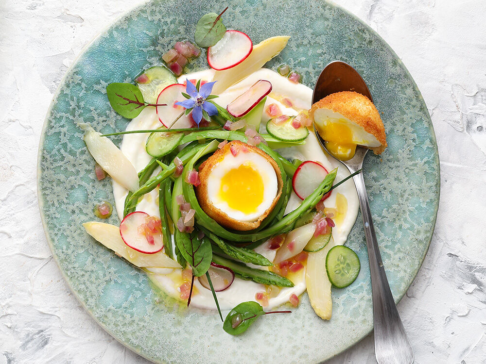 Nest von mariniertem Spargel mit Spargelcreme, gebackenem Ei und Parmaschinken