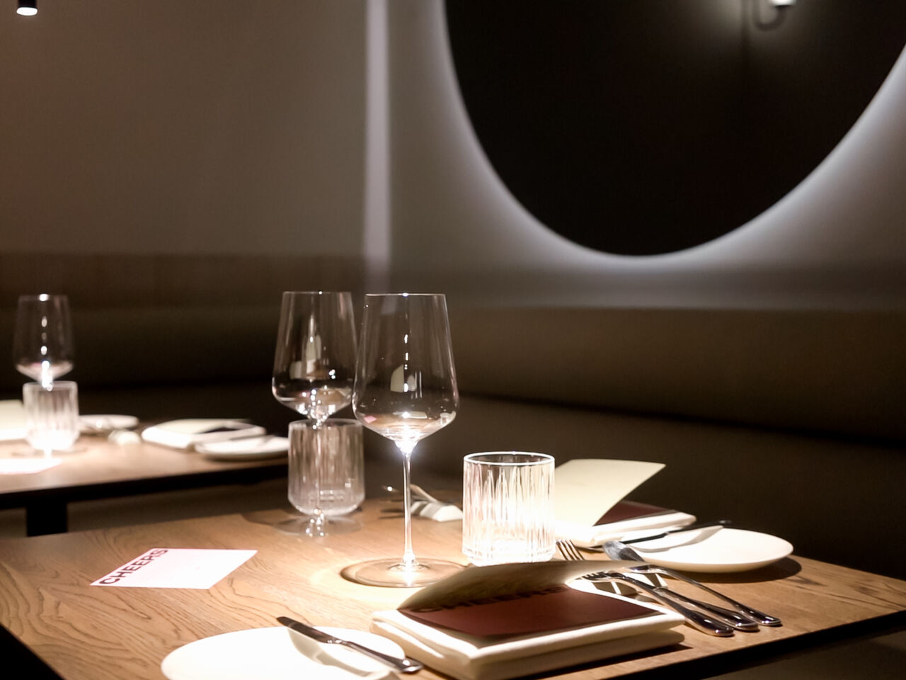 Brothers-Restaurant-München-Tischszene