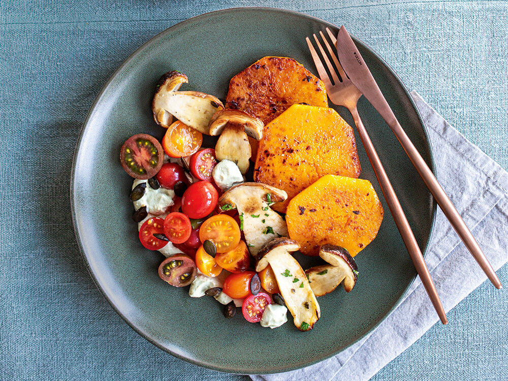 butternut-kuerbis-mit-tomaten-steinpilzen-und-kuerbiskernoel-ricotta