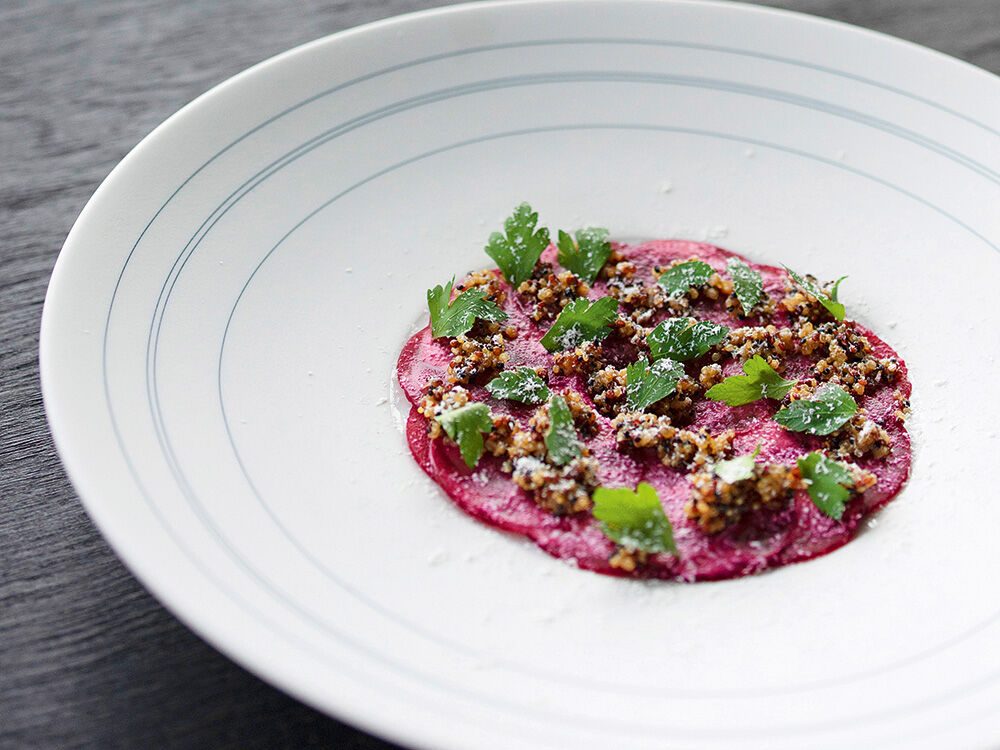 rote-bete-carpaccio-mit-himbeeressig-petersilie-quinoa-und-ziegenkaese-jonas-zoerner