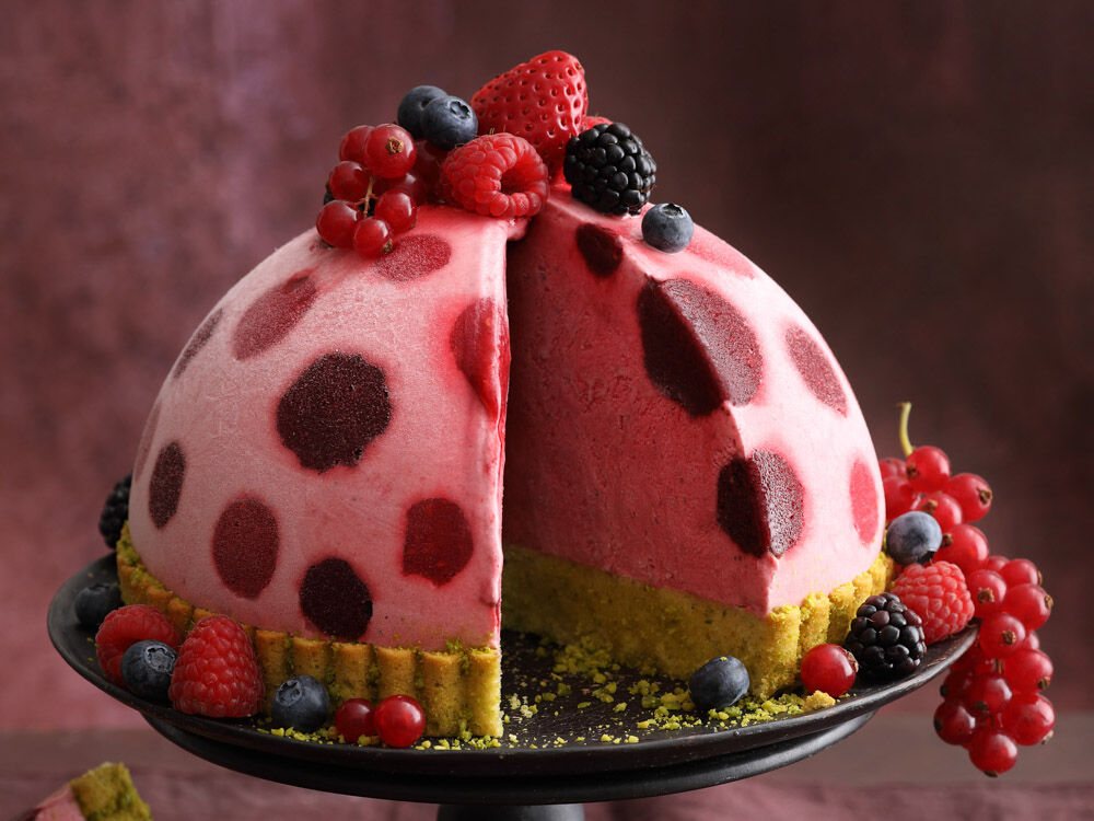 sommerbeeren-eisbombe-auf-pistazien-biskuit