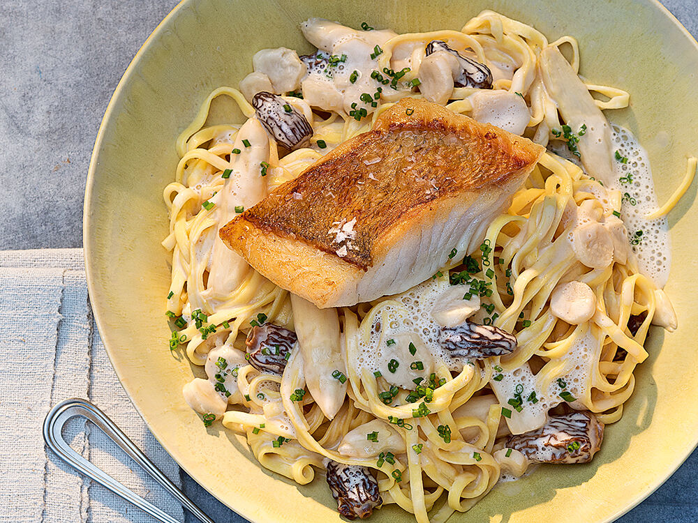 Zander auf Fettuccine mit Spargel-Morchel-Rahm