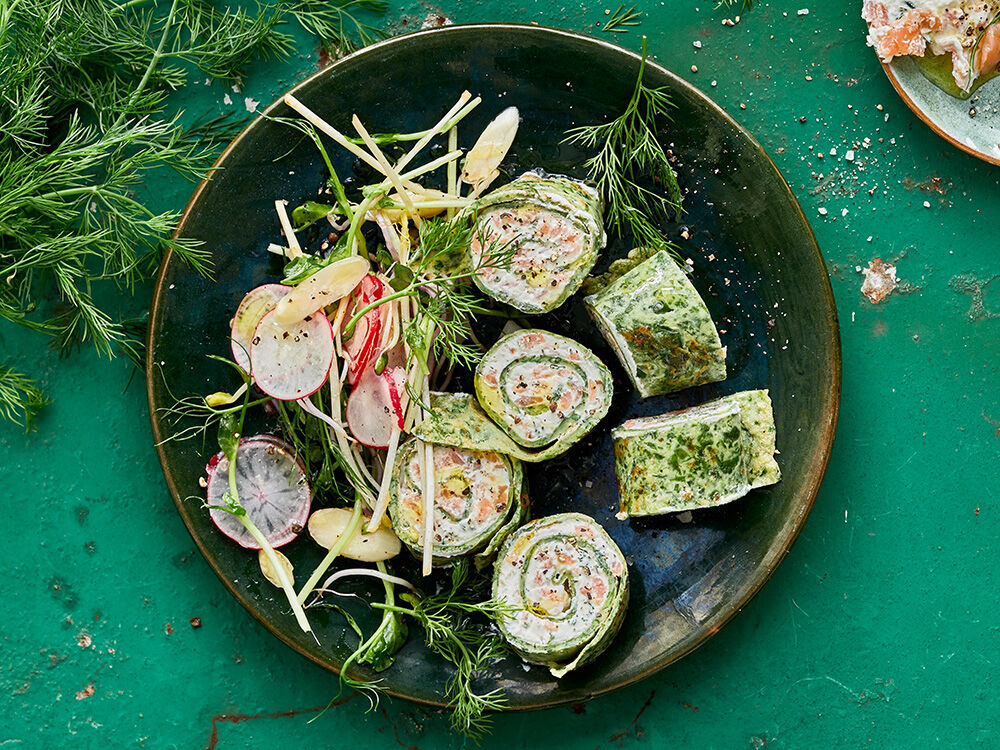 Bärlauch-Crêperöllchen mit Räucherlachs-Frischkäse auf Sprossen-Radieschen-Salat