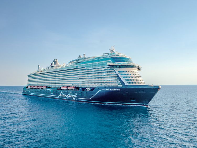 Kreuzfahrtschiff Mein Schiff Flow auf offener See in der Dämmerung