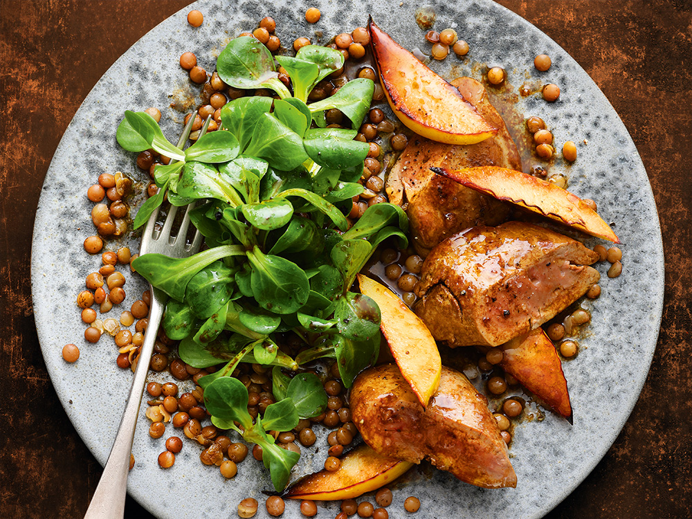 Gebratene Entenleber mit Feldsalat, Quitten und Linsen Gebratene Entenleber mit Feldsalat, Quitten und Linsen