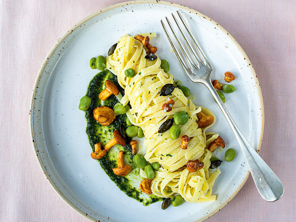 tagliolini-mit-pfifferlingen-dicken-bohnen-und-kuerbiskernpesto