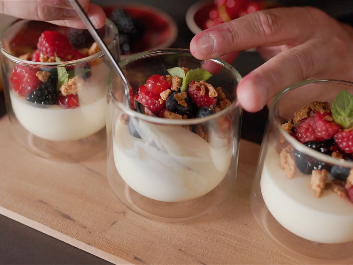 Panna cotta mit frischen beeren und karamellisierter weisser schokolade