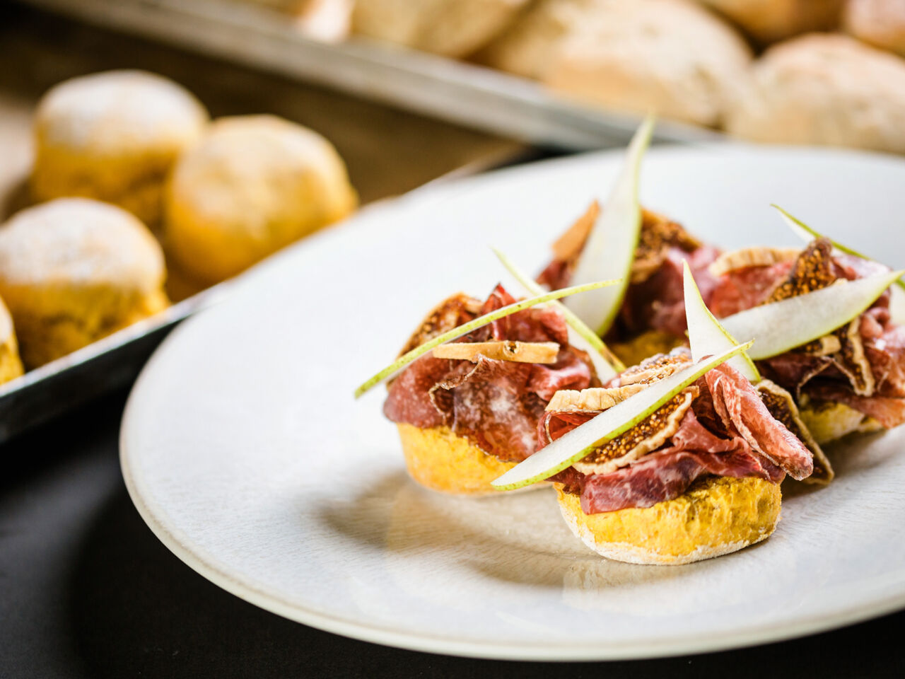 Kuerbis scones mit senf bresaola birne und getrockneten feigen
