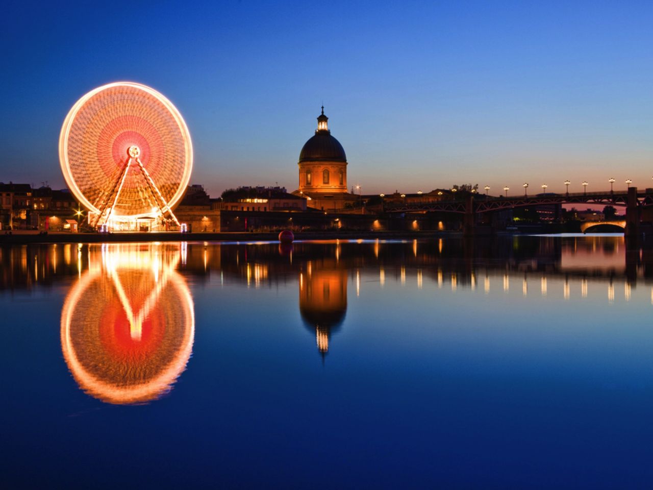 Riesenrad im Stadtzentrum von Toulouse, Frankreich bei Nacht