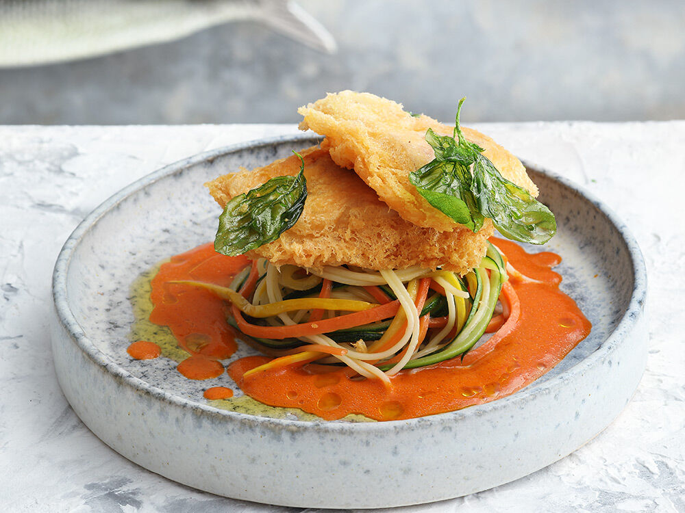 piccata-vom-felchen-auf-gemuese-spaghettini-und-paprika-salsa