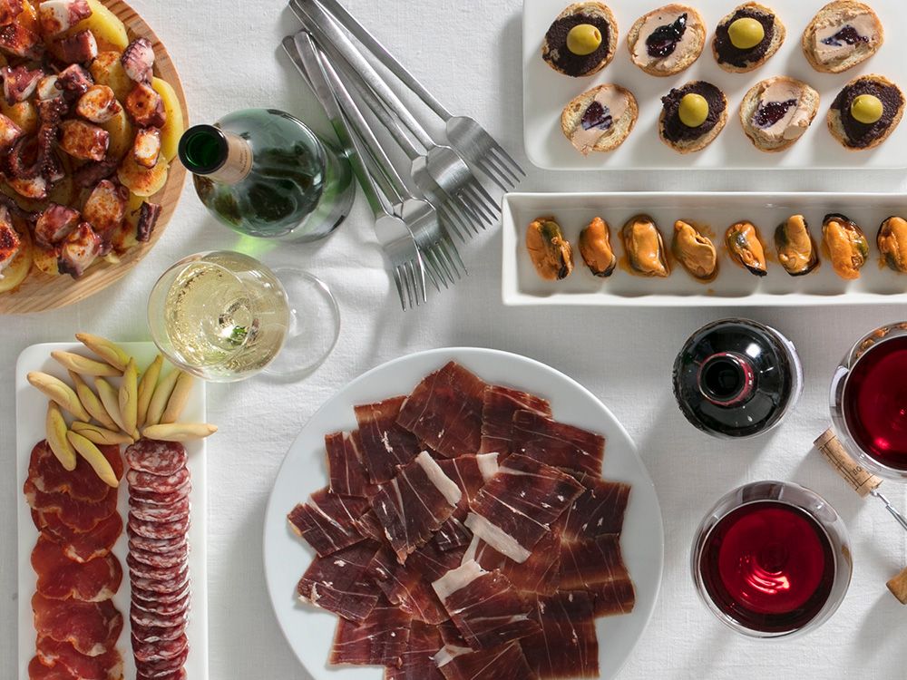 Ein gedeckter Tisch mit einer Auswahl an Tapas tisch-mit-tapas