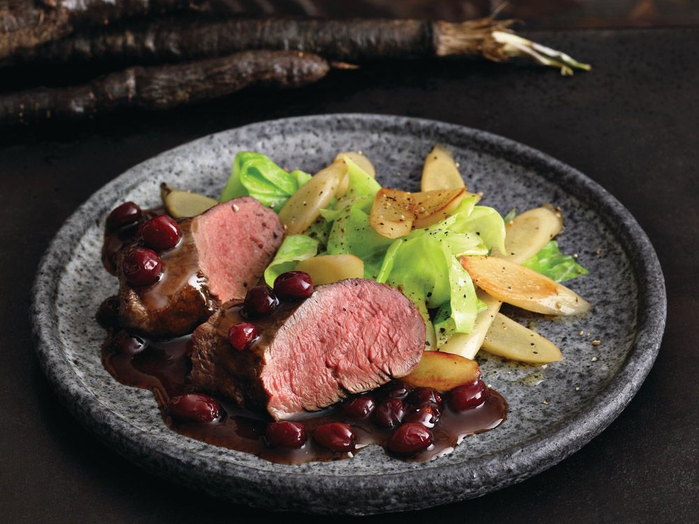 in-cranberry-wild-jus-glasiertes-hirschfilet-mit-suesssaurem-schwarzwurzel-spitzkohl-gemuese