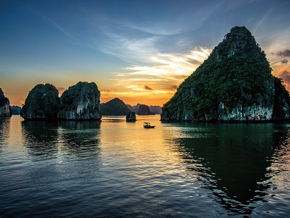 sonnenuntergang-in-der-halong-bucht-vietnam