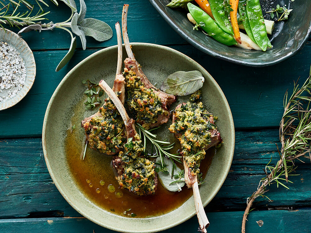 Lammkoteletts mit Kräuterkruste, Salbei-Ingwer-Jus und Frühlingsgemüse