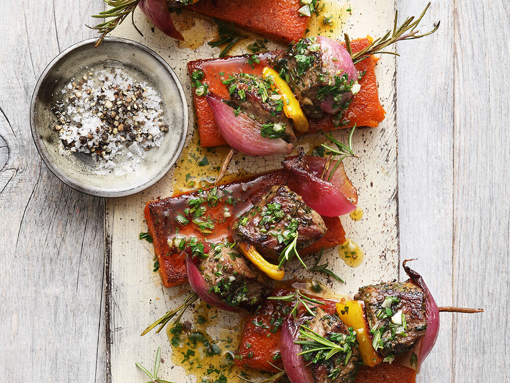 Schaschlik vom Lamm auf gegrillten Polenta-Tomaten-Schnitten