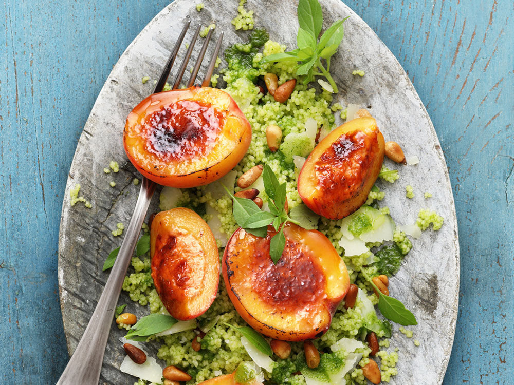 Karamellisierte Aprikosen mit Tomaten und Ziegenkäse auf Pesto-Couscous