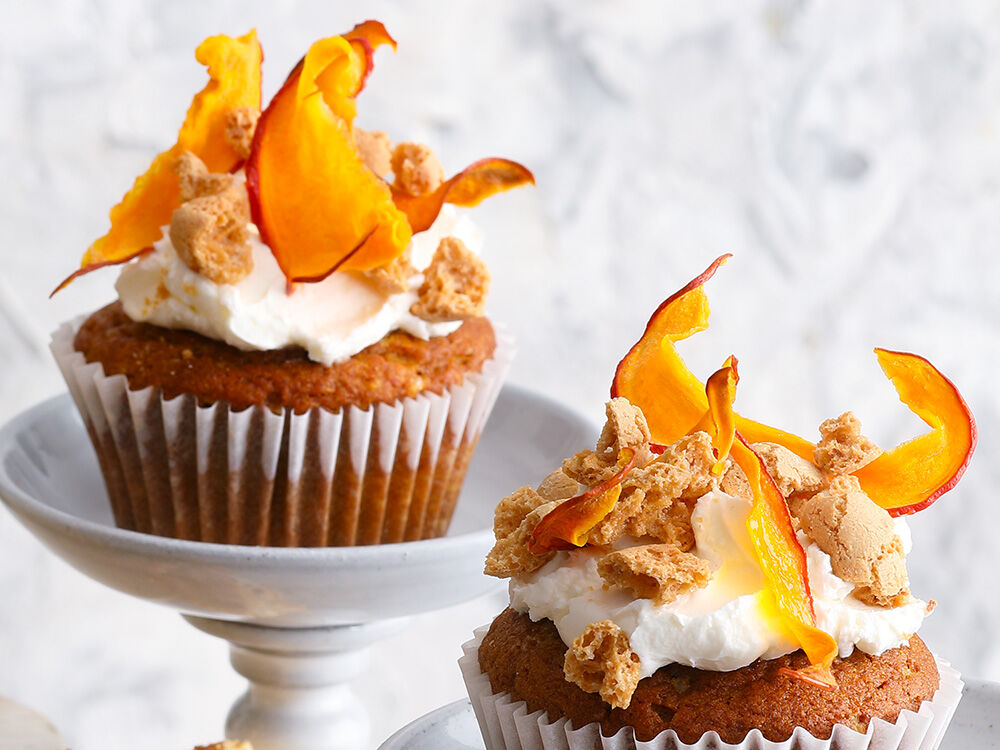 Kürbis-Dinkel-Cupcakes mit Mascarpone-Topping und Amaretti