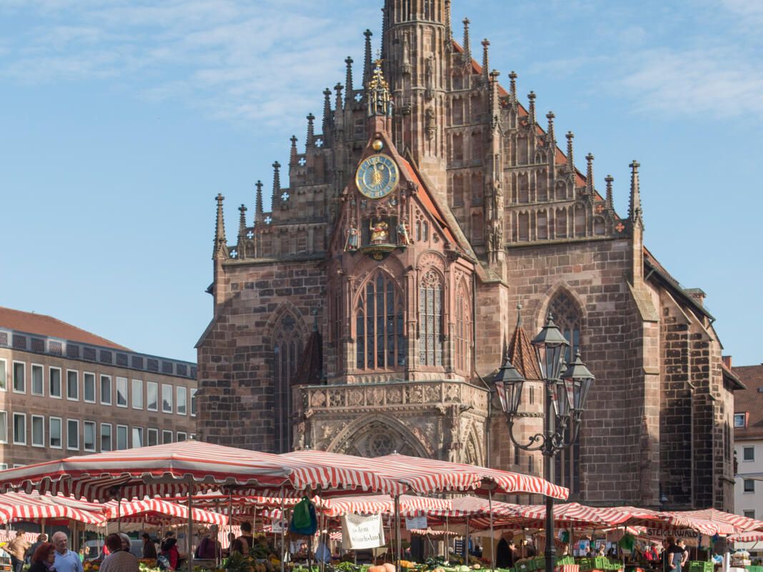 Wochenmarktstände vor der Frauenkirche in Nürnberg