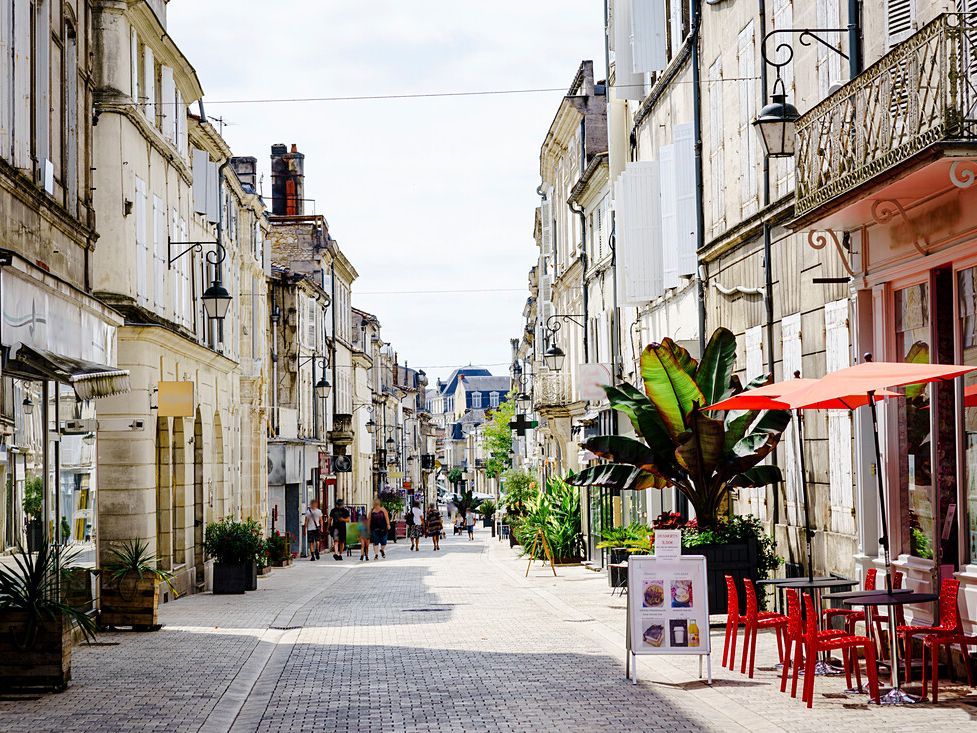 Fussgaengerzone_in_der_Altstadt_von_Cognac