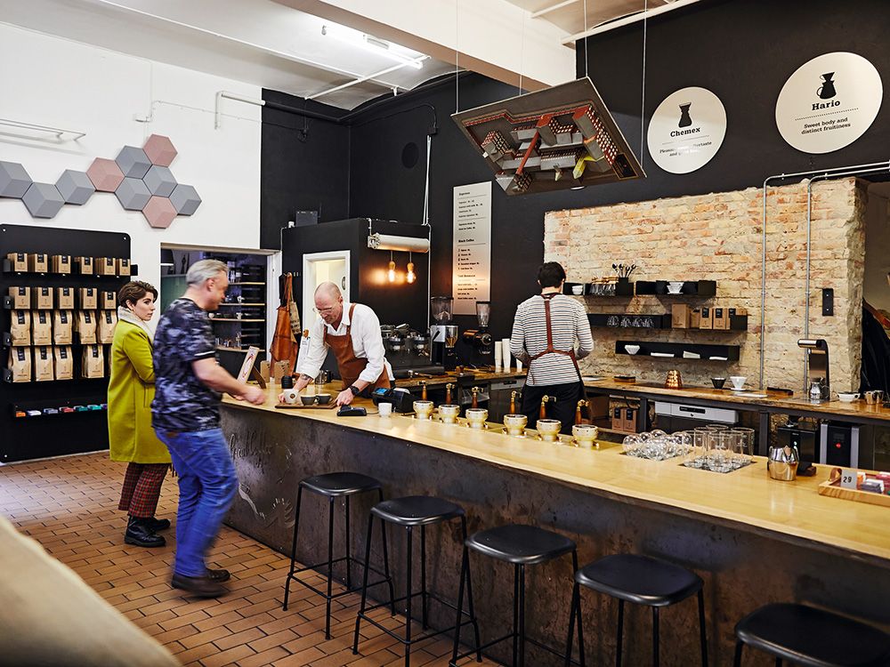 die-glaeserne-roesterei-stillers-coffee-in-aarhus-serviert-perfekten-kaffee