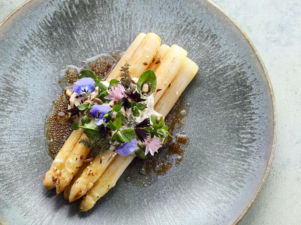 Spargel mit Kaffee, Mascarpone und Gartenkräutern