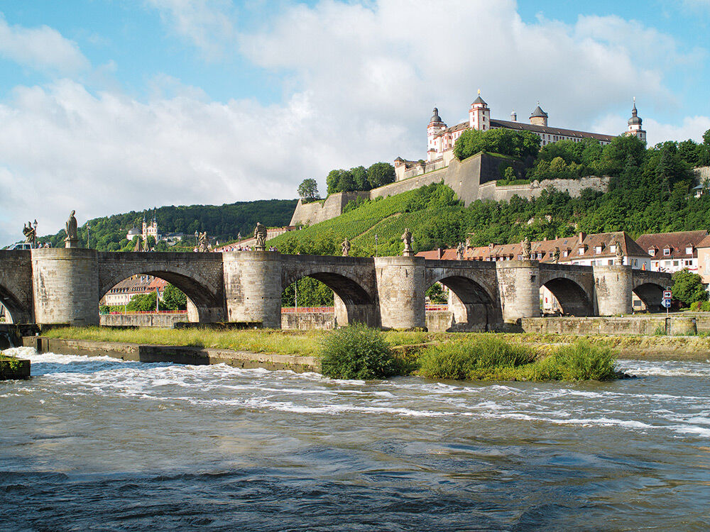 alte-mainbruecke-mit-festung-marienberg